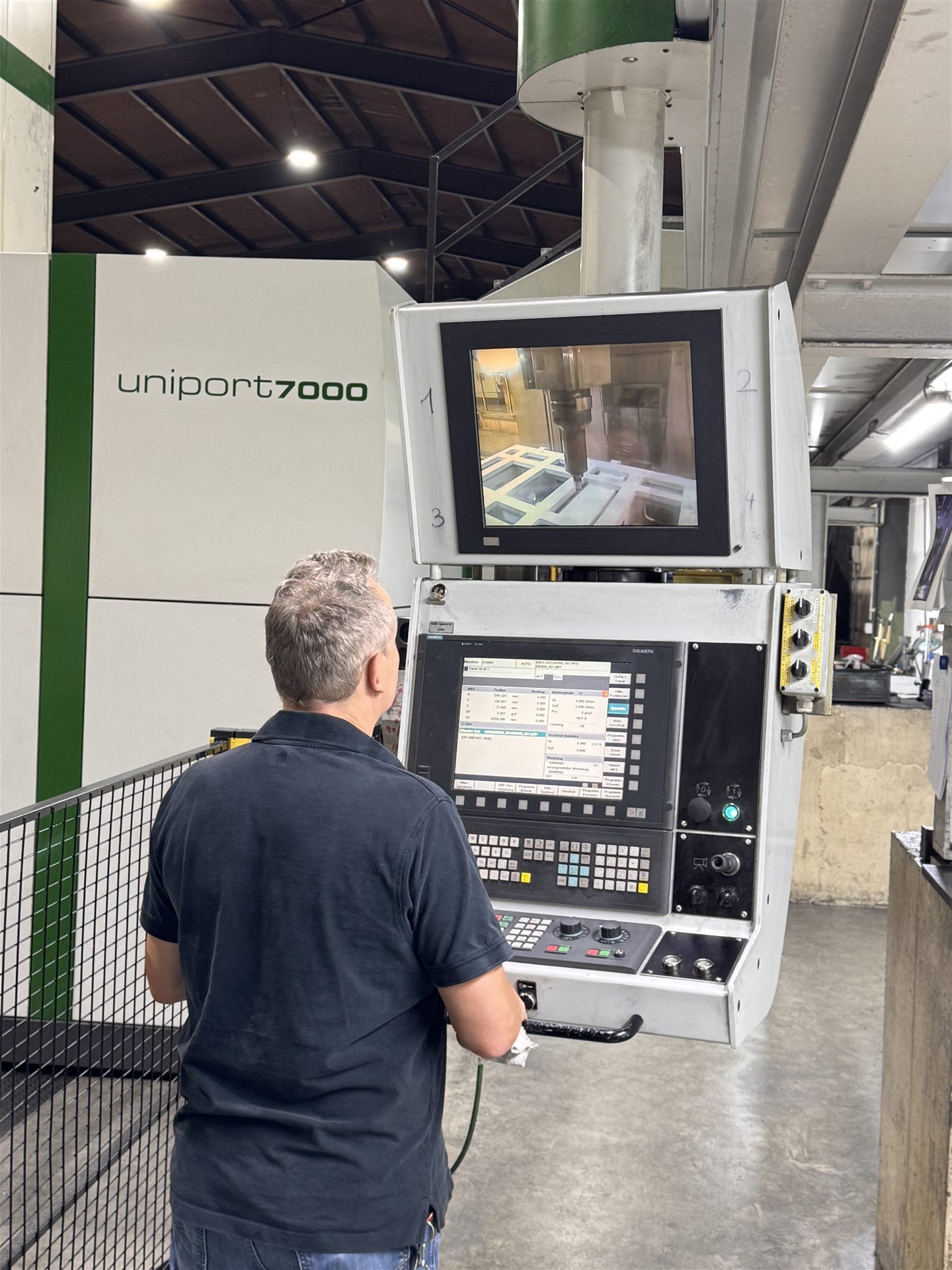 Mitarbeiter bei der Bedienung einer CNC-Maschine